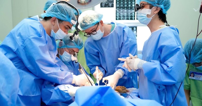Vi phẫu tái tạo xương hàm cho bệnh nhân 14 tuổi
