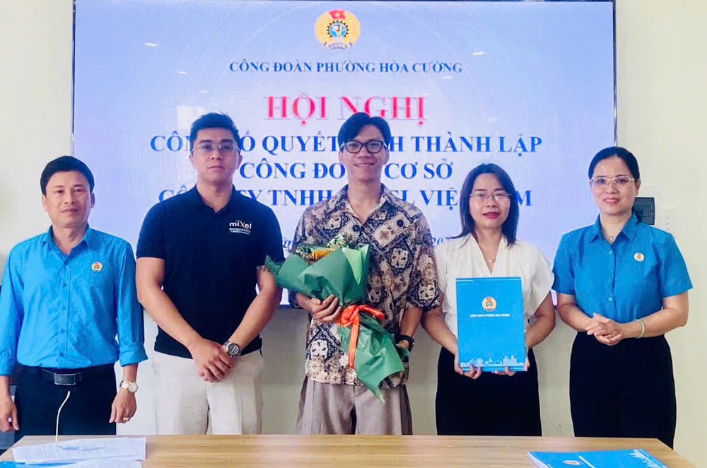 Hoa Cuong Ward Trade Union organizes a conference to announce the decision to establish a grassroots trade union and admit new trade union members. Photo: Hoa Cuong Trade Union