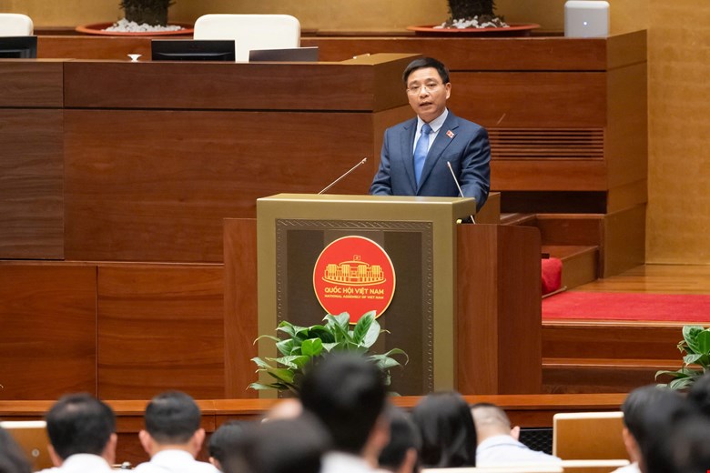 Deputy Prime Minister Nguyen Van Thang emphasized the task of handling weak credit institutions. Photo: Quochoi. vn