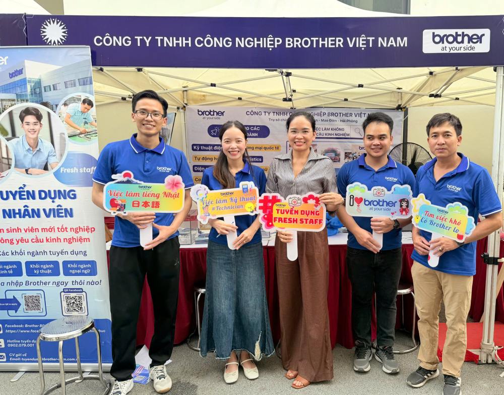 Phạm Thị Hoài (đứng giữa)– đại diện Công ty TNHH Công nghiệp Brother Việt Nam (KCN Phúc Điền, Hải Phòng) cho biết, doanh nghiệp đang đẩy mạnh kế hoạch tuyển dụng với nhiều vị trí. Ảnh: Quỳnh Chi