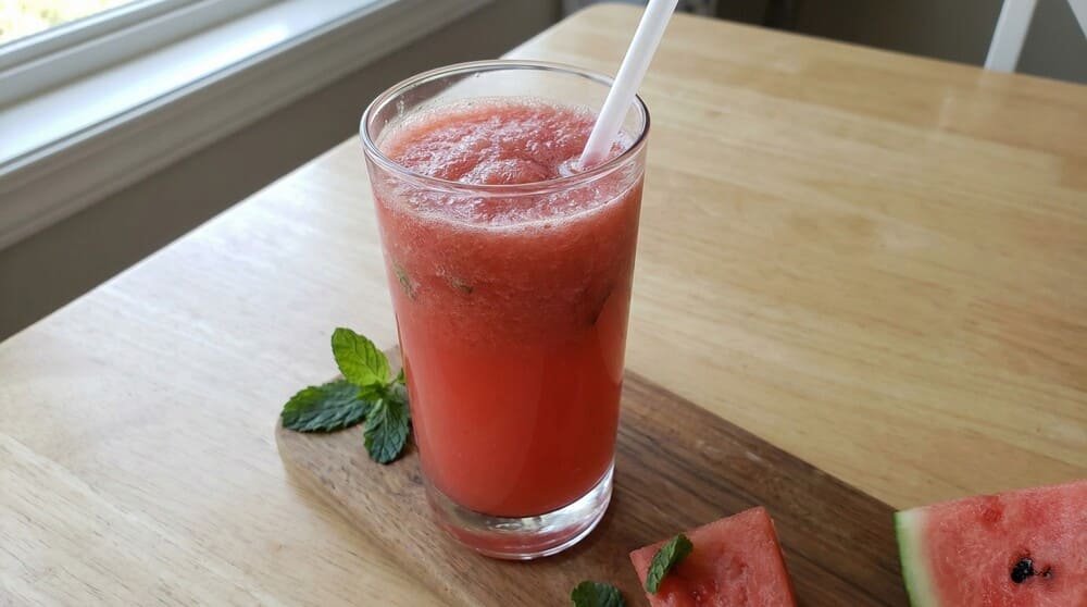 Prepare watermelon juice with delicious, cool mint to help cool down in the summer. Photo: Tuan Dat