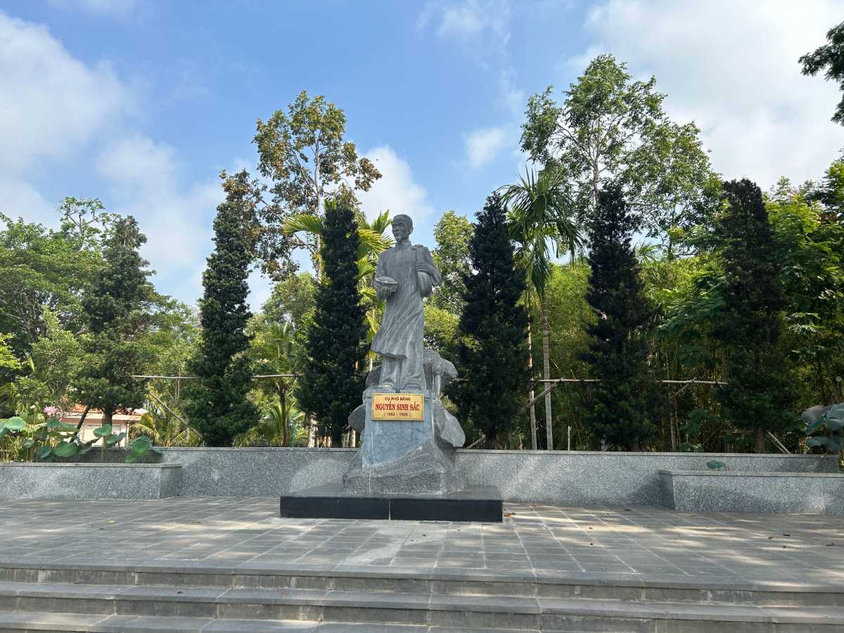 Khu vực tượng cụ Phó bảng Nguyễn Sinh Sắc là nơi thường tổ chức những hoạt động giáo dục ý nghĩa cho thế hệ trẻ Đồng Tháp  