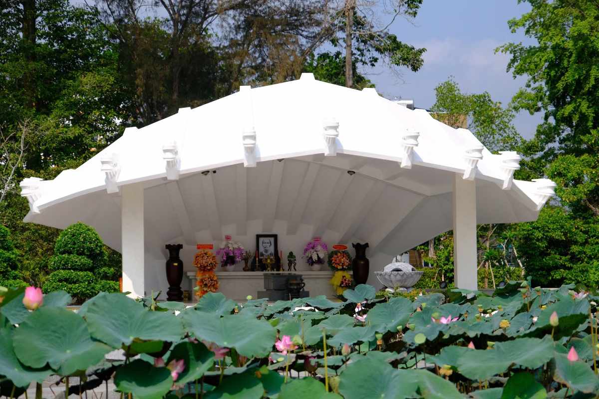 The tomb of Mr. Pho Bang faces east, with a stylized lotus wing roof resembling the shape of a hand spread down. Photo: Phong Linh