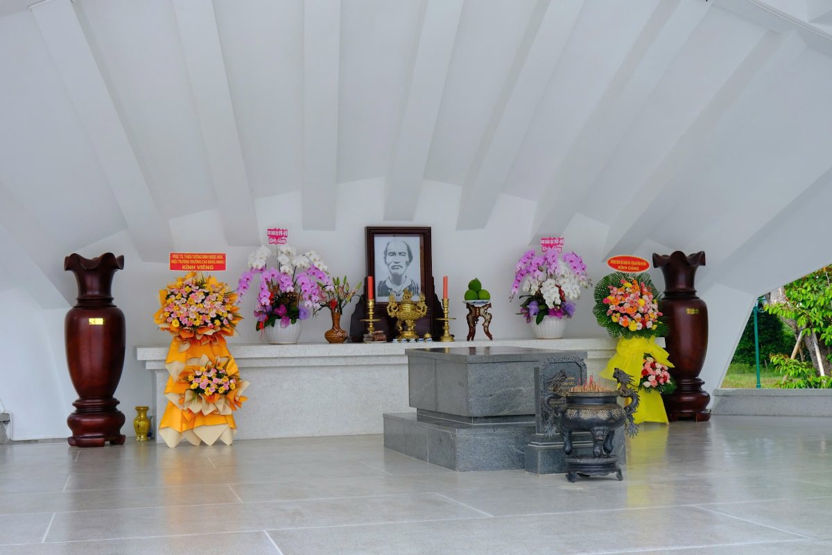 Mộ được ốp bằng đá hoa cương, nền mộ bằng đá mài hình lục giác không đều.