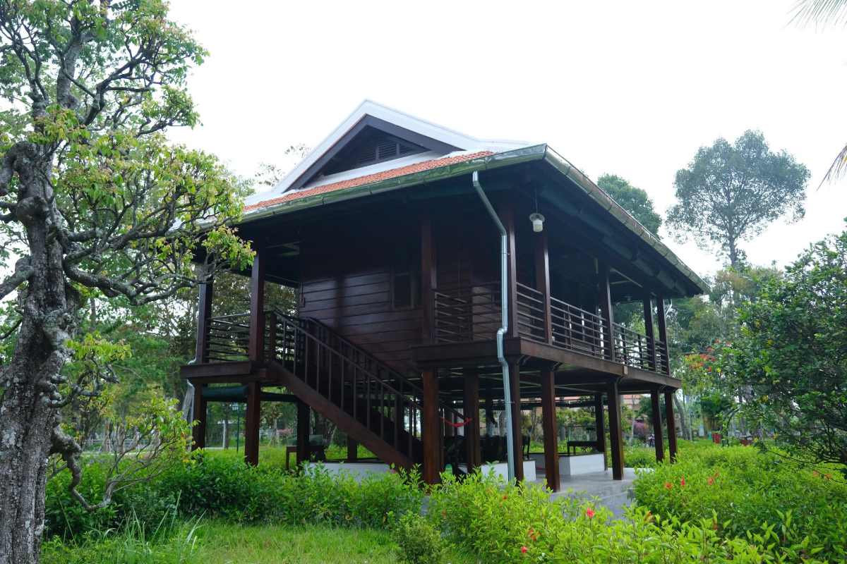 Khu nhà sàn Bác Hồ được phục chế. 