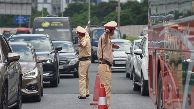 La police de Hanoï renforce les solutions pour traiter les points de blocage de l'ordre urbain et les embouteillages. Photo: Việt Dũng