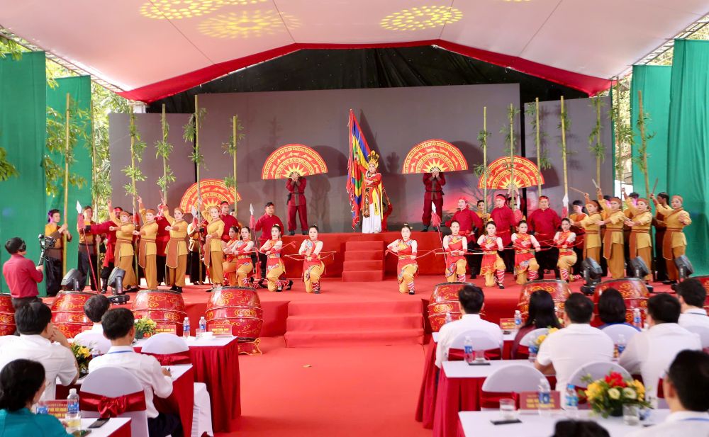 Lễ hội diễn ra với nhiều nghi thức và chương trình nghệ thuật đặc sắc. Ảnh: Quách Du