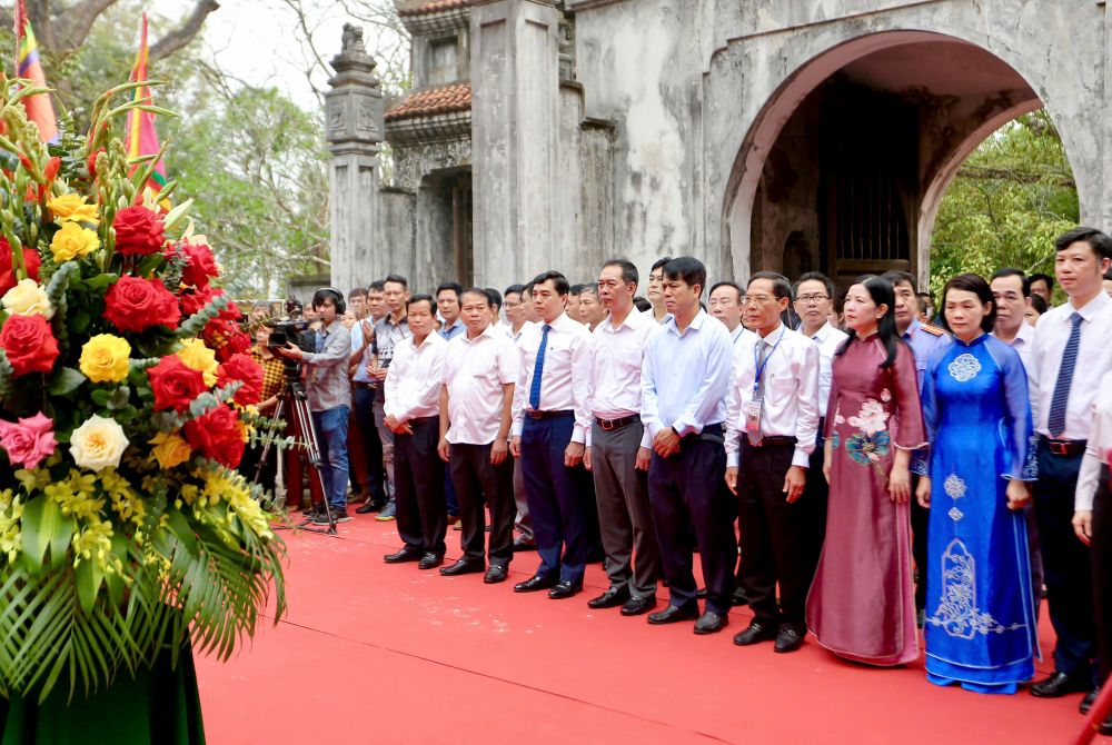 Đại diện lãnh đạo tỉnh Thanh Hóa, các sở, ban ngành dâng hương tại đền Bà Triệu. Ảnh: Quách Du 