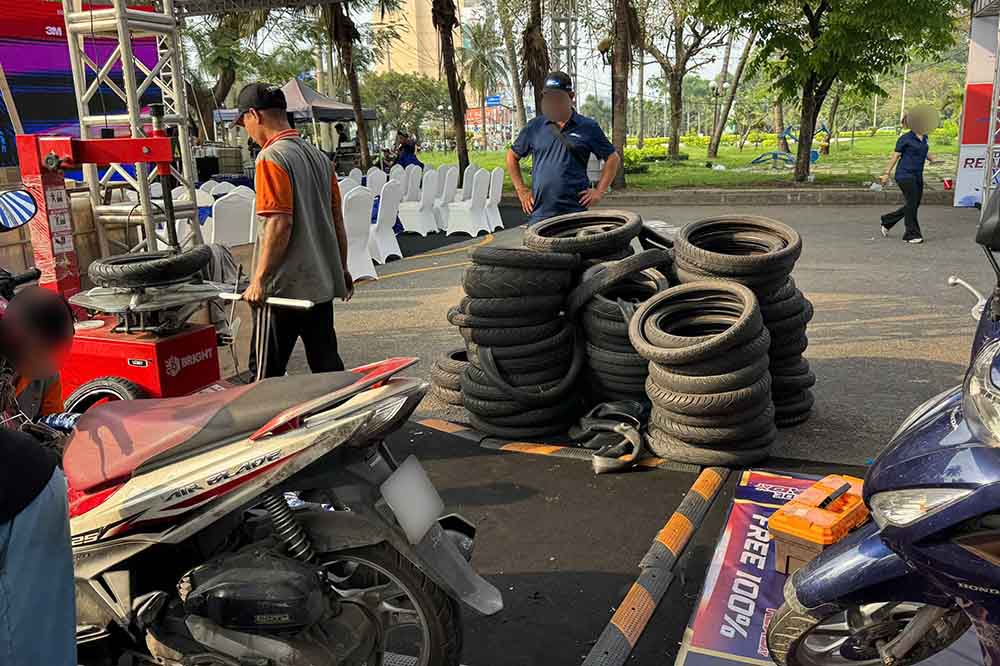 Phía đơn vị tổ chức không chứng minh được nguồn gốc sản phẩm cũng như giải đáp các vấn đề liên quan về hóa đơn, chứng từ và bảo hành. Ảnh: Công nhân cung cấp