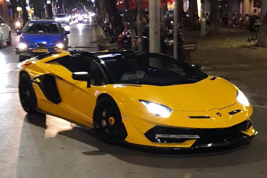 Lamborghini Aventador LP700-4 Roadster in Vietnam is upgraded with SVJ body kit, outstanding yellow exterior, sporty and aggressive appearance. Photo: Gia Huy