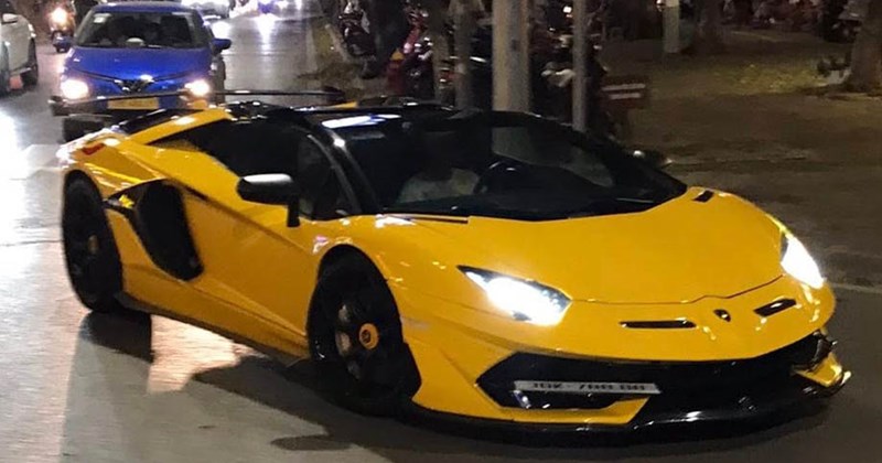Lamborghini Aventador Roadster: Ngoại thất vàng, body kit SVJ