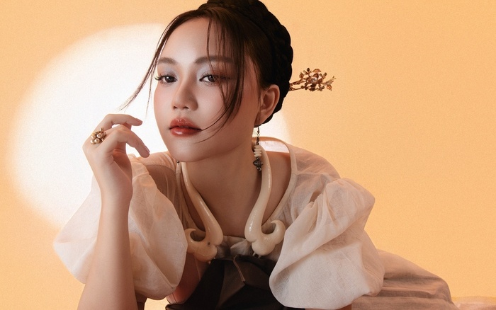 Năm 2025, Quỳnh Như đánh dấu sự trở lại với EP “Gấy Nghệ“. Ảnh cắt từ MV 