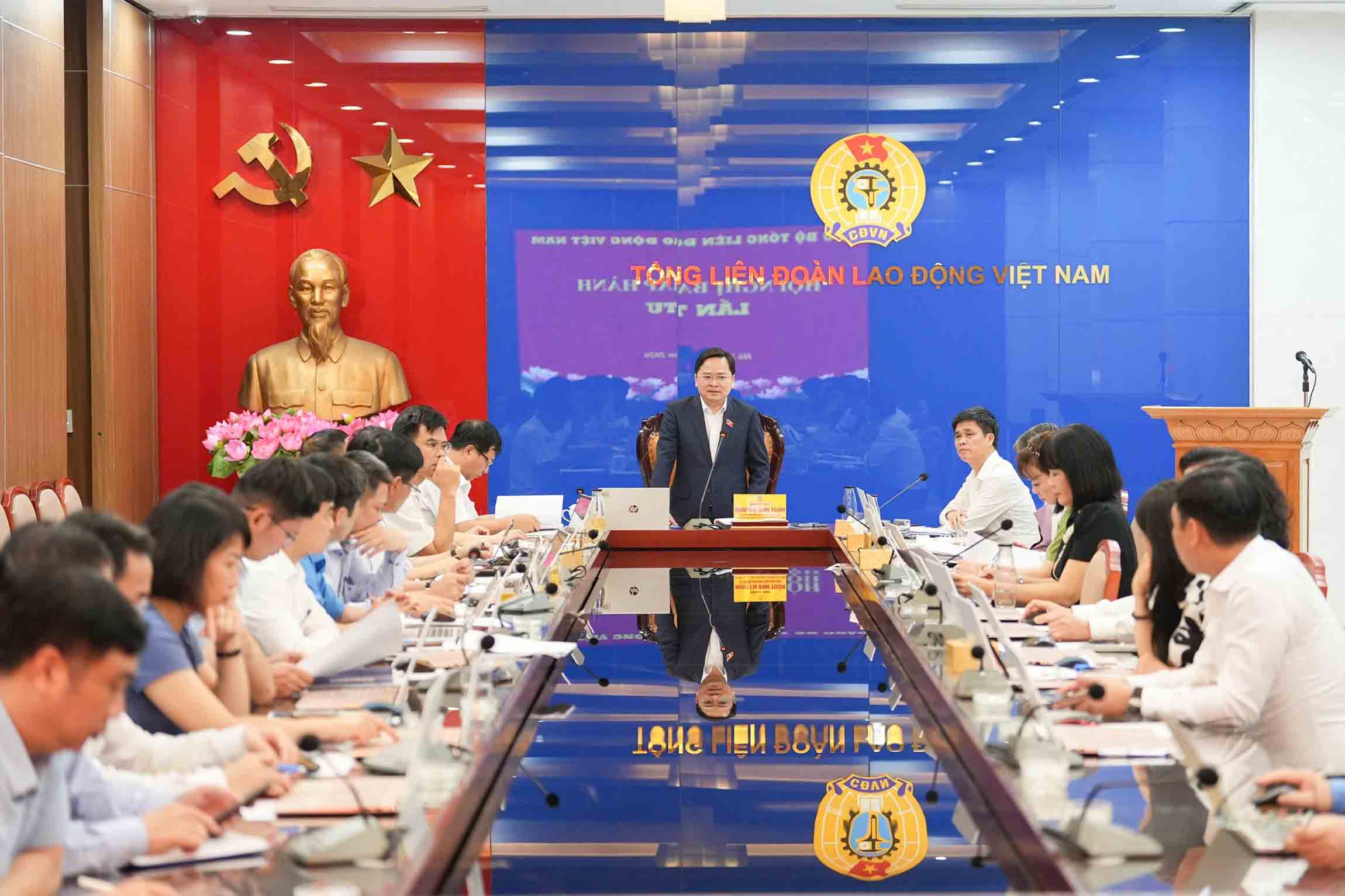 베트남 노동총연맹 당위원회 제4차 집행위원회 회의 전경. 사진: 흐우 찬