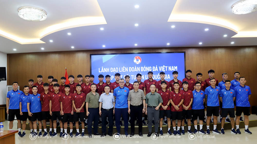 Le président de la VFF rencontre et encourage l'équipe vietnamienne U17 avant le championnat d'Asie du Sud-Est U17 2026. Photo: VFF