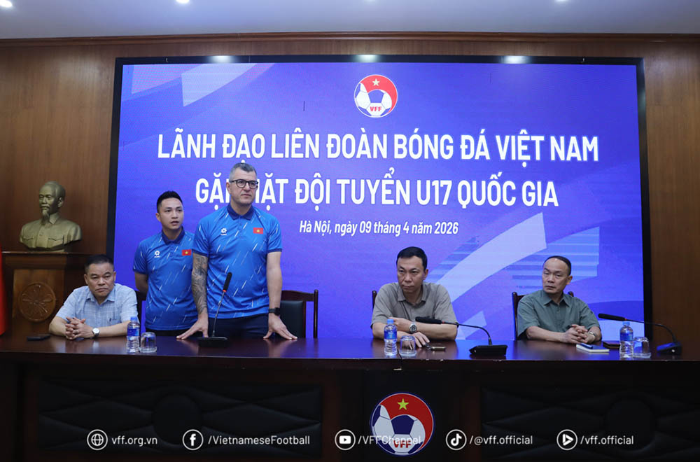 Huấn luyện viên Roland phát biểu. Ảnh: VFF