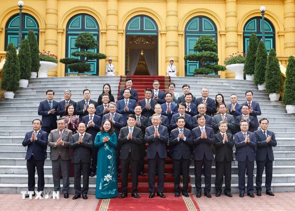 Tổng Bí thư, Chủ tịch nước Tô Lâm, nguyên Chủ tịch nước Lương Cường và các đại biểu. Ảnh: Thống Nhất/TTXVN 
