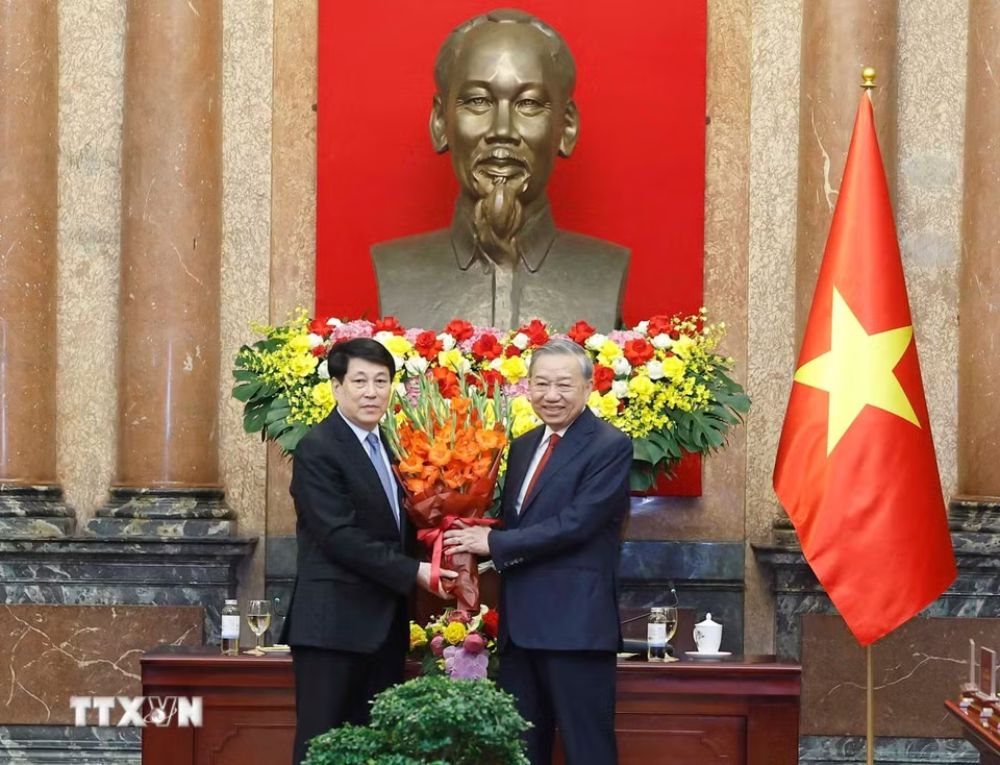 Tổng Bí thư, Chủ tịch nước Tô Lâm và nguyên Chủ tịch nước Lương Cường tại Lễ bàn giao. Ảnh: TTXVN