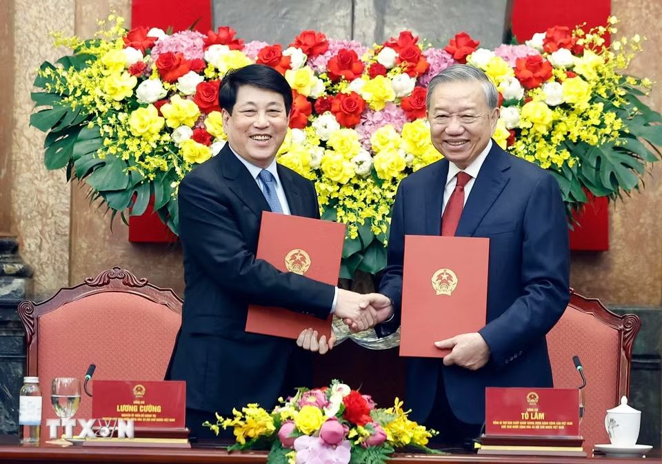 Handover ceremony of work by the President between General Secretary, President To Lam and former President Luong Cuong. Photo: VNA