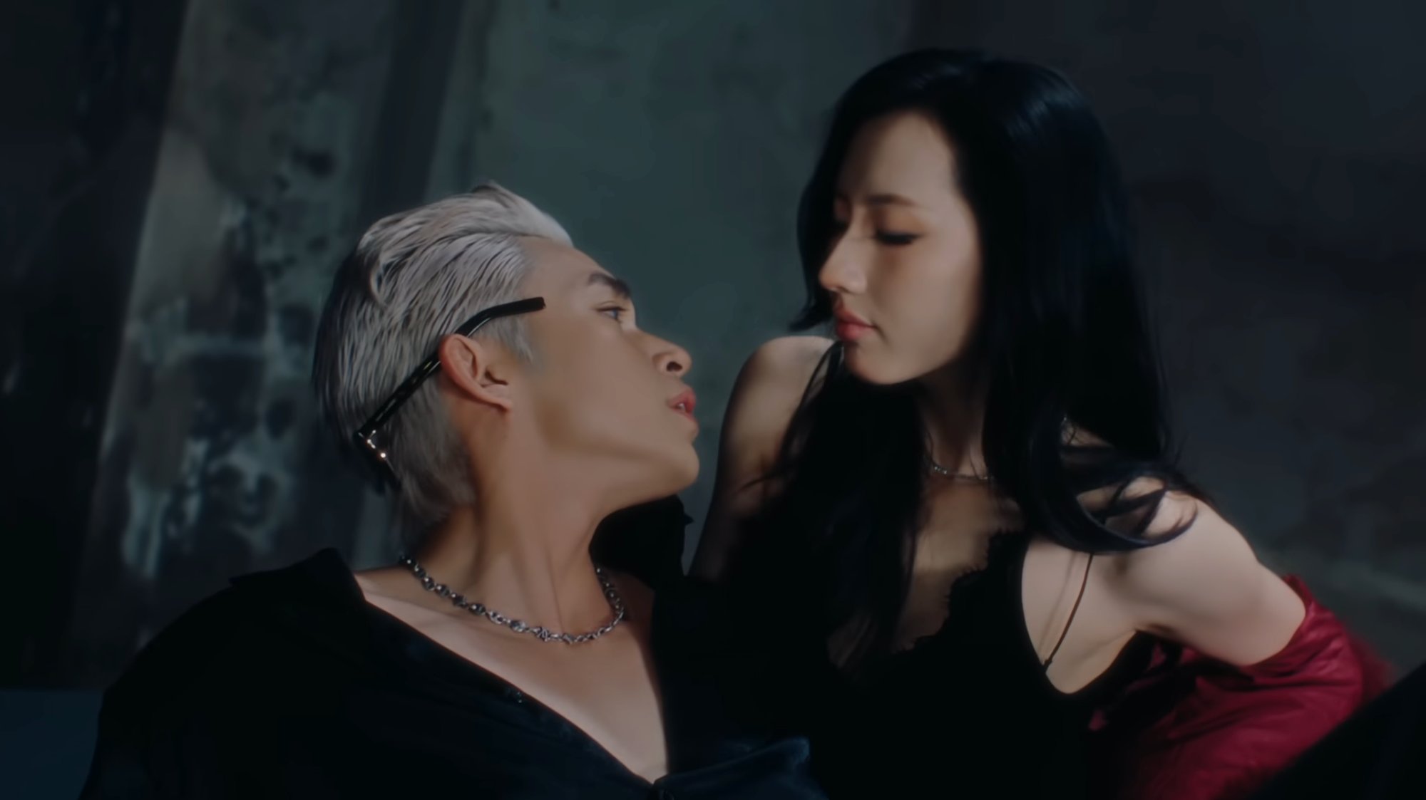 Jun Pham's MV "Truth or Dare" caused controversy because it has many sexy images. Photo: Phong Hoang.