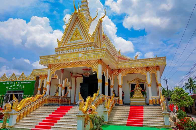 Ngôi Sala của chùa được trang trí nhiều họa tiết nhũ vàng nổi bật. Ảnh: Hân Nghiên