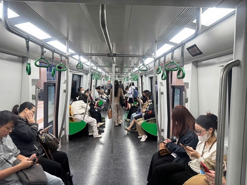 Hanoi Metro: Vượt 4,85 triệu lượt hành khách trong 3 tháng đầu năm. Ảnh Minh Hạnh