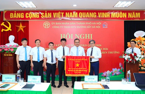 Phó Chủ tịch UBND thành phố Trương Việt Dũng trao tặng Cờ “Đơn vị xuất sắc trong phong trào thi đua” năm 2025 của UBND thành phố Hà Nội cho Công ty TNHH một thành viên Đường sắt Hà Nội. Ảnh: Hồng Thái