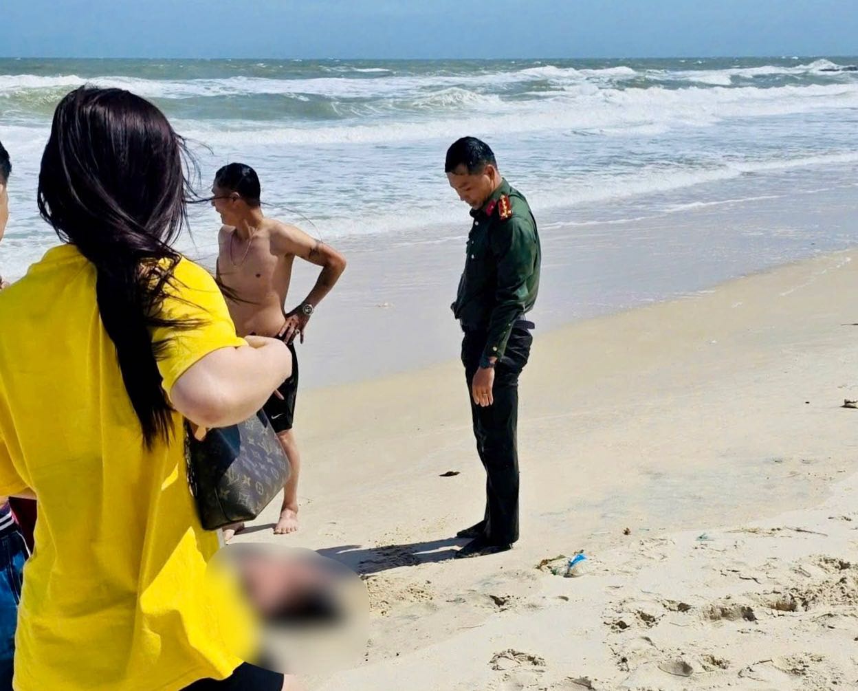 Đại úy Lê Đình Thành khi cứu du khách lên bờ an toàn. Ảnh: Công an 