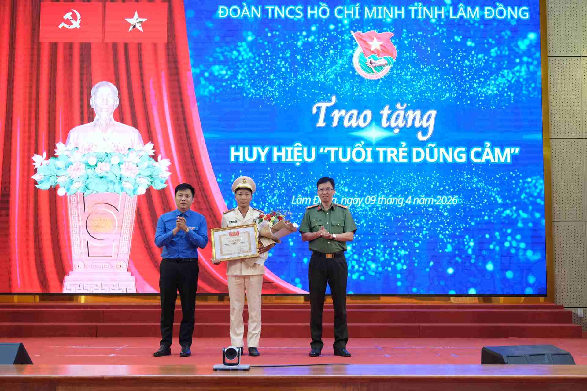 Captain Le Dinh Thanh receives the Brave Youth Badge and Certificate of Merit awarded by the Central Youth Union. Photo: Than Hy