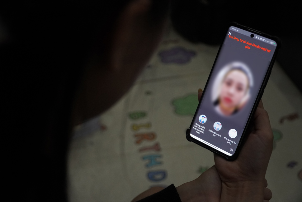 Chị Phạm Thu Hằng (Hải Phòng) cho biết nên thực hiện xác thực trong điều kiện đủ ánh sáng để hệ thống nhận diện chính xác hơn. Ảnh: Hạo Thiên