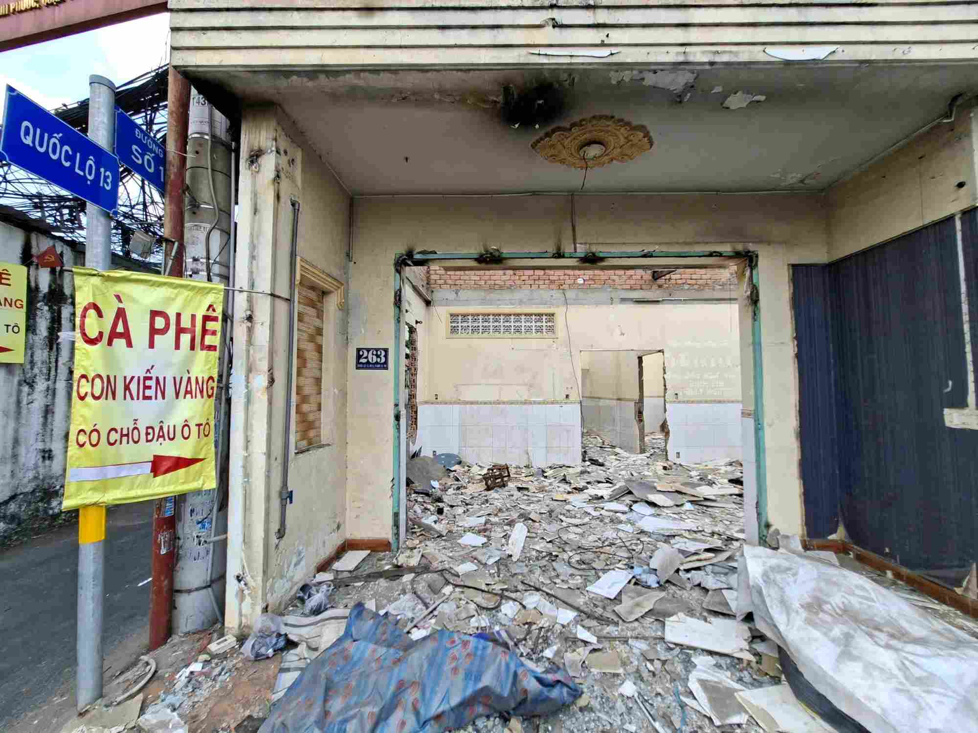 Loạt căn nhà trên Quốc lộ 13 đã tháo dỡ.  Ảnh: Minh Quân