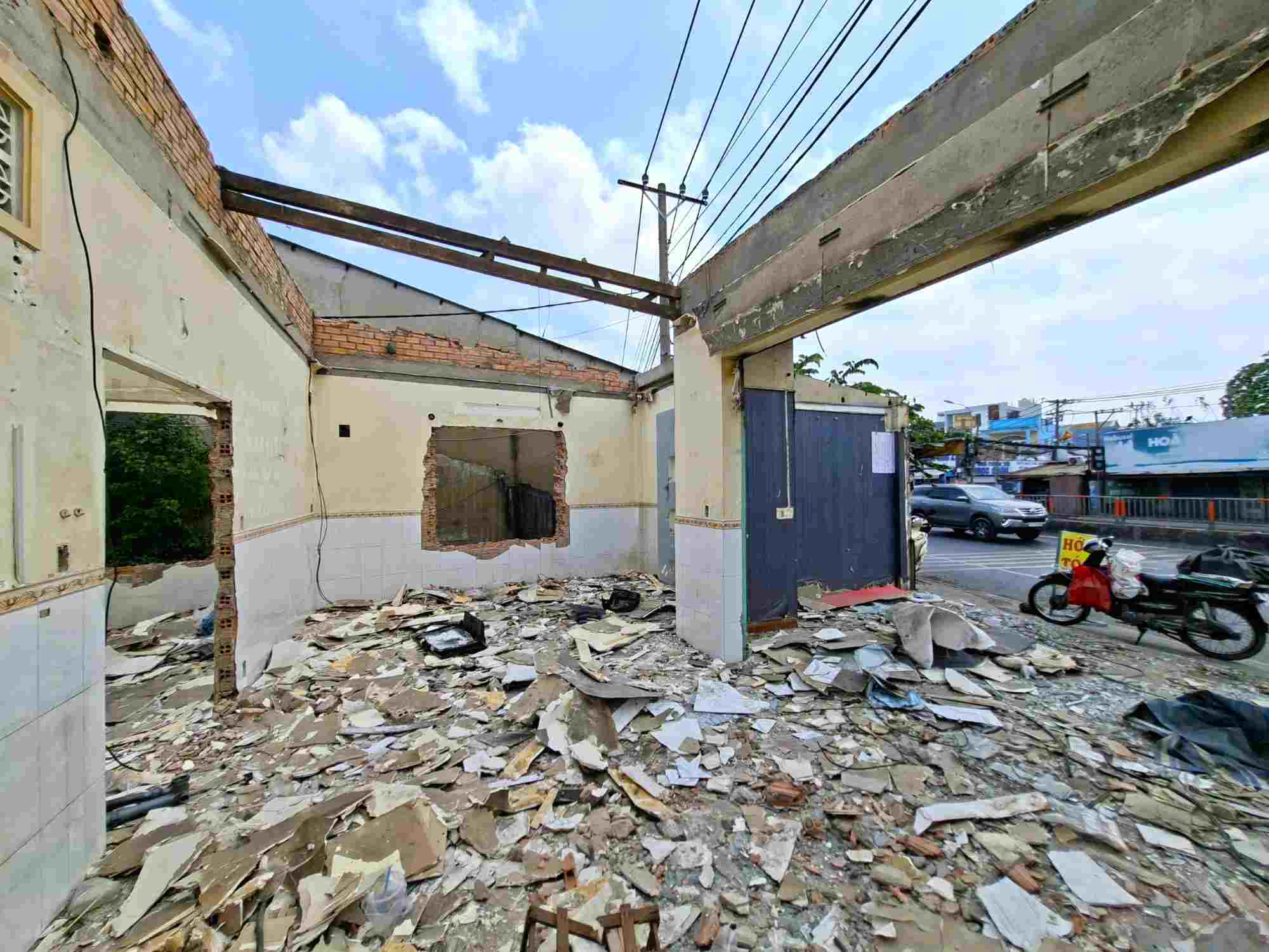 A house on National Highway 13 has been dismantled, people have moved to another place to widen the road. Photo: Minh Quan