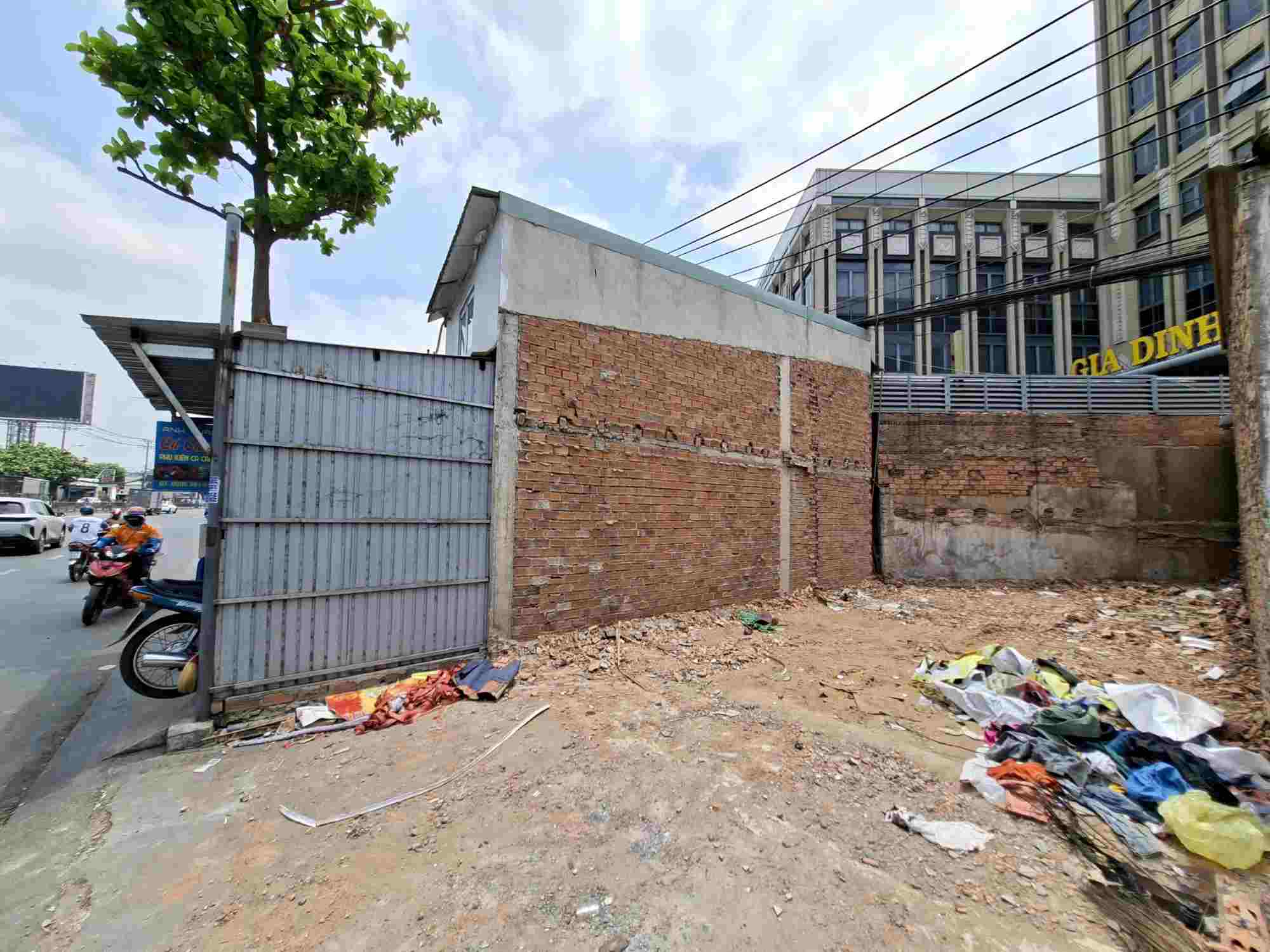 Khoảng 25 hộ dân đã bàn giao mặt bằng mở rộng Quốc lộ 13.  Ảnh: Minh Quân