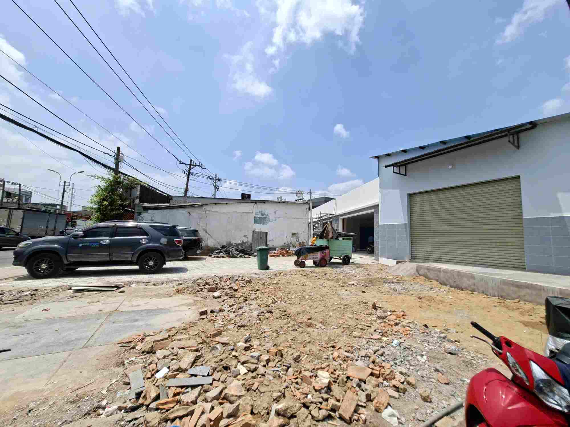 Người dân khẩn trương sửa sang, dựng lại nhà cửa sau khi lùi sâu vào bên trong bàn giao mặt bằng. Ảnh: Minh Quân