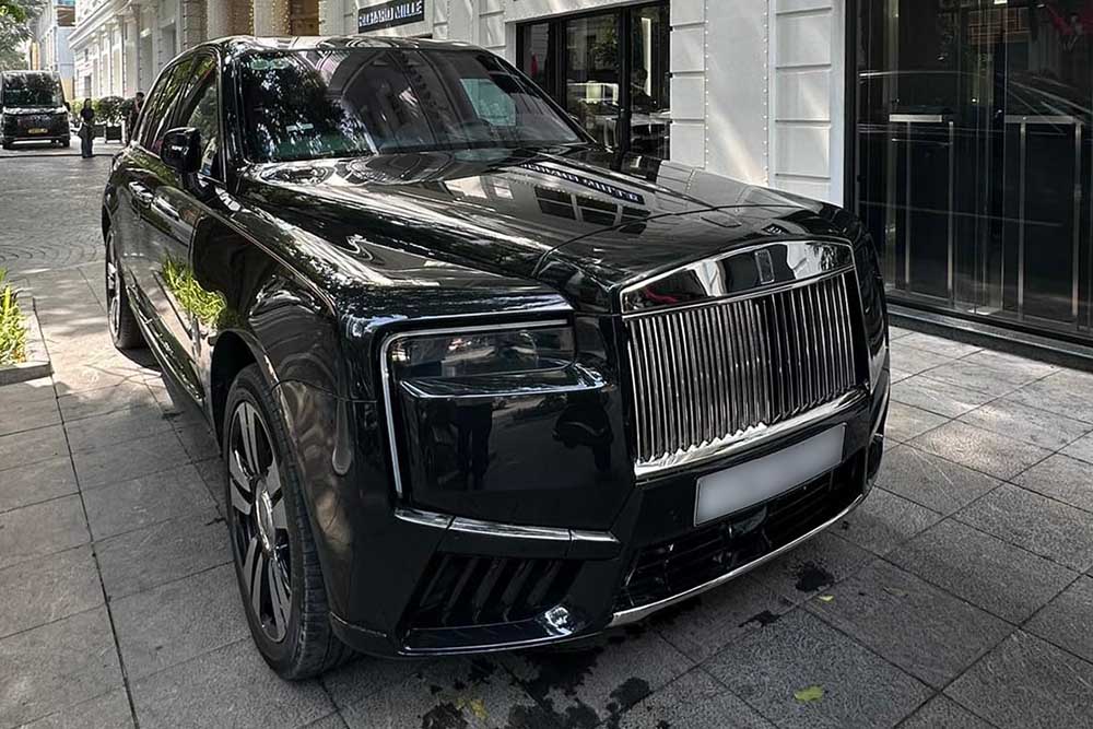The Rolls-Royce Cullinan Series II with a four-digit license plate and personalized exterior stands out on Hanoi streets, attracting the attention of many passersby. Photo: Check In Supercar