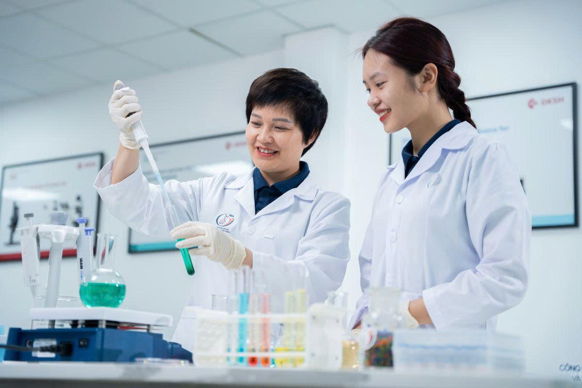 Hoạt động nghiên cứu trong phòng thí nghiệm, gắn với các hướng nghiên cứu về môi trường và sinh học. Ảnh: Đại học Phenikaa