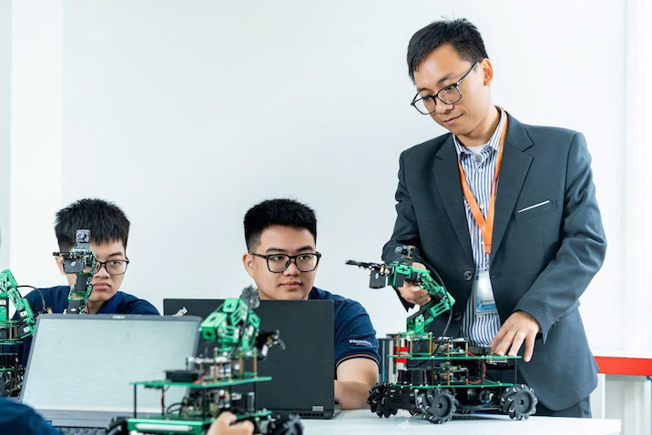 Sinh viên tiếp cận và vận hành hệ thống robot trong không gian đào tạo gắn với công nghệ. Ảnh: Đại học Phenikaa