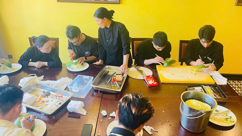 Lớp chế biến món ăn, giúp đoàn viên, người lao động nâng cao kỹ năng nghề, đáp ứng yêu cầu phát triển du lịch. Ảnh: Công đoàn Sa Pa