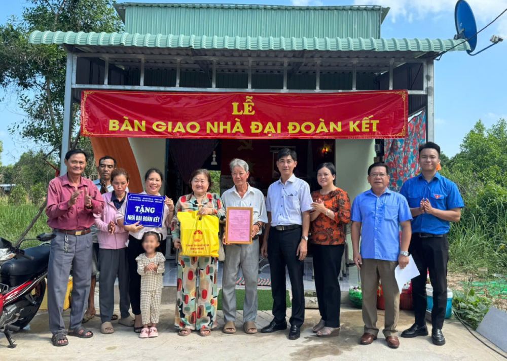 Handing over the Great Unity house to Mr. Pham Truong Han's family. Photo: Nam Phuong