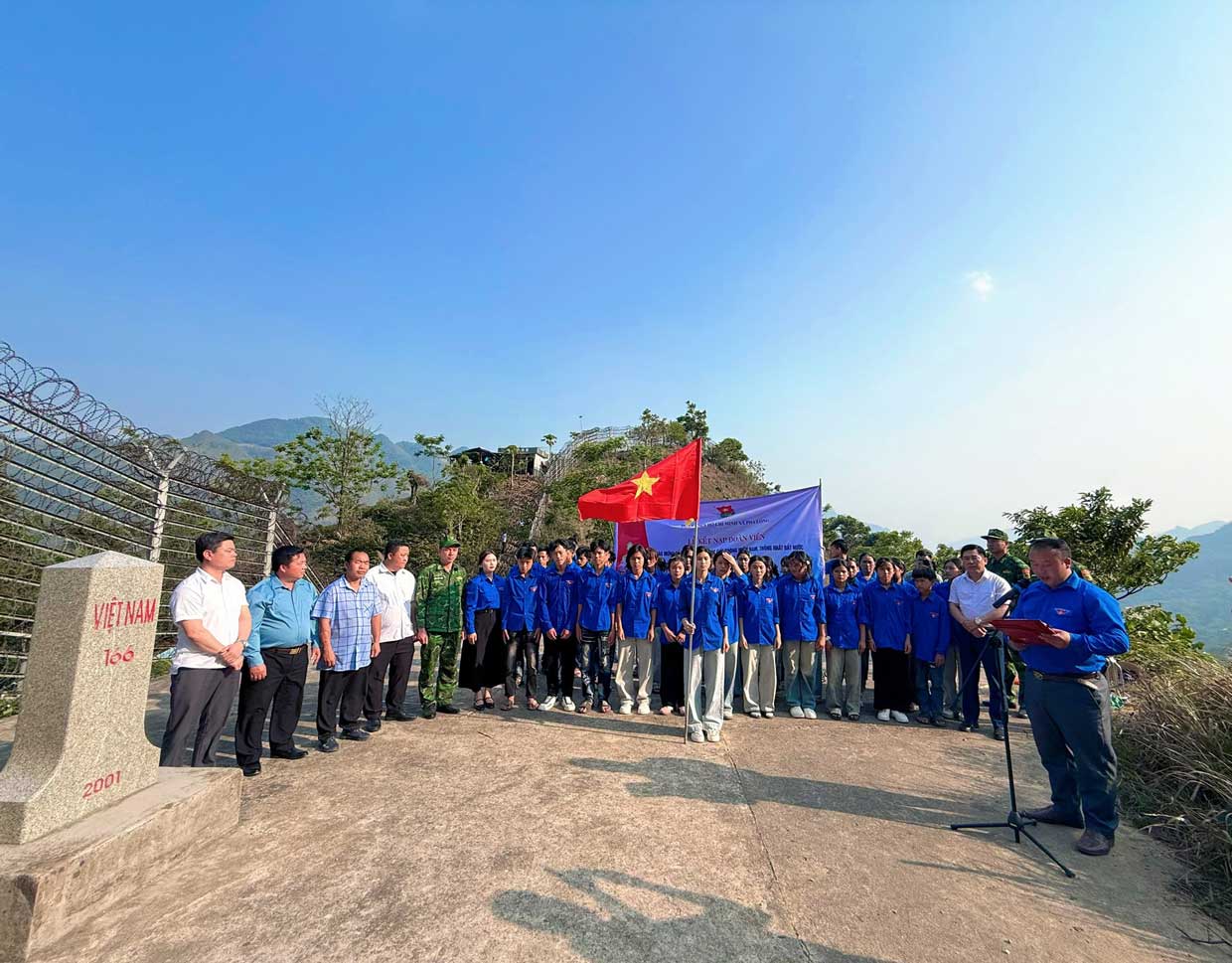 Lễ kết nạp đoàn viên mới diễn ra trang nghiêm tại cột mốc biên giới 166, xã Pha Long. Ảnh: Tuổi trẻ xã Pha Long