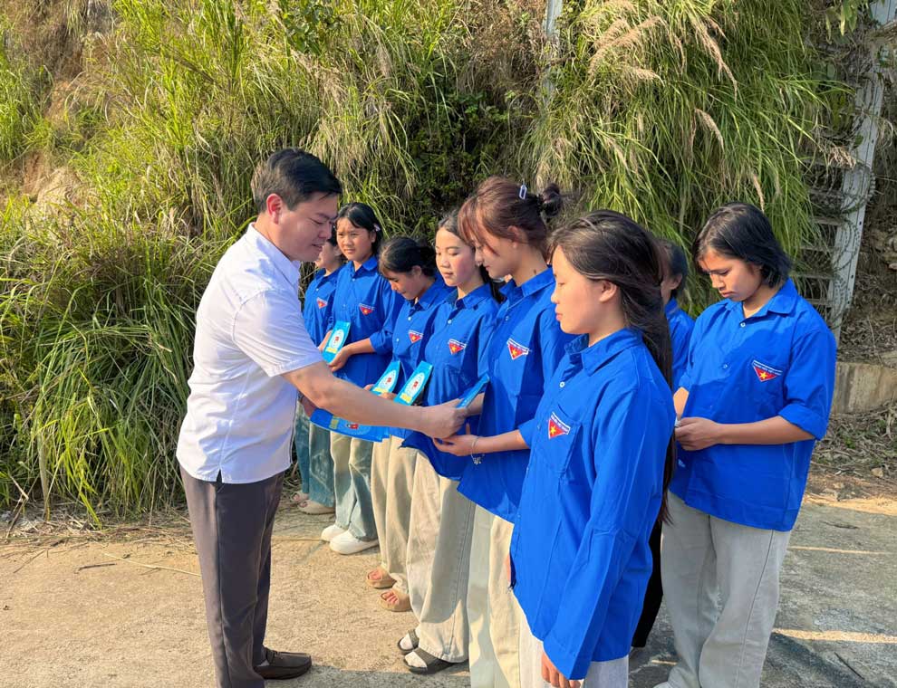 Các đoàn viên mới vinh dự nhận sổ đoàn, đánh dấu bước trưởng thành trong tổ chức Đoàn. 