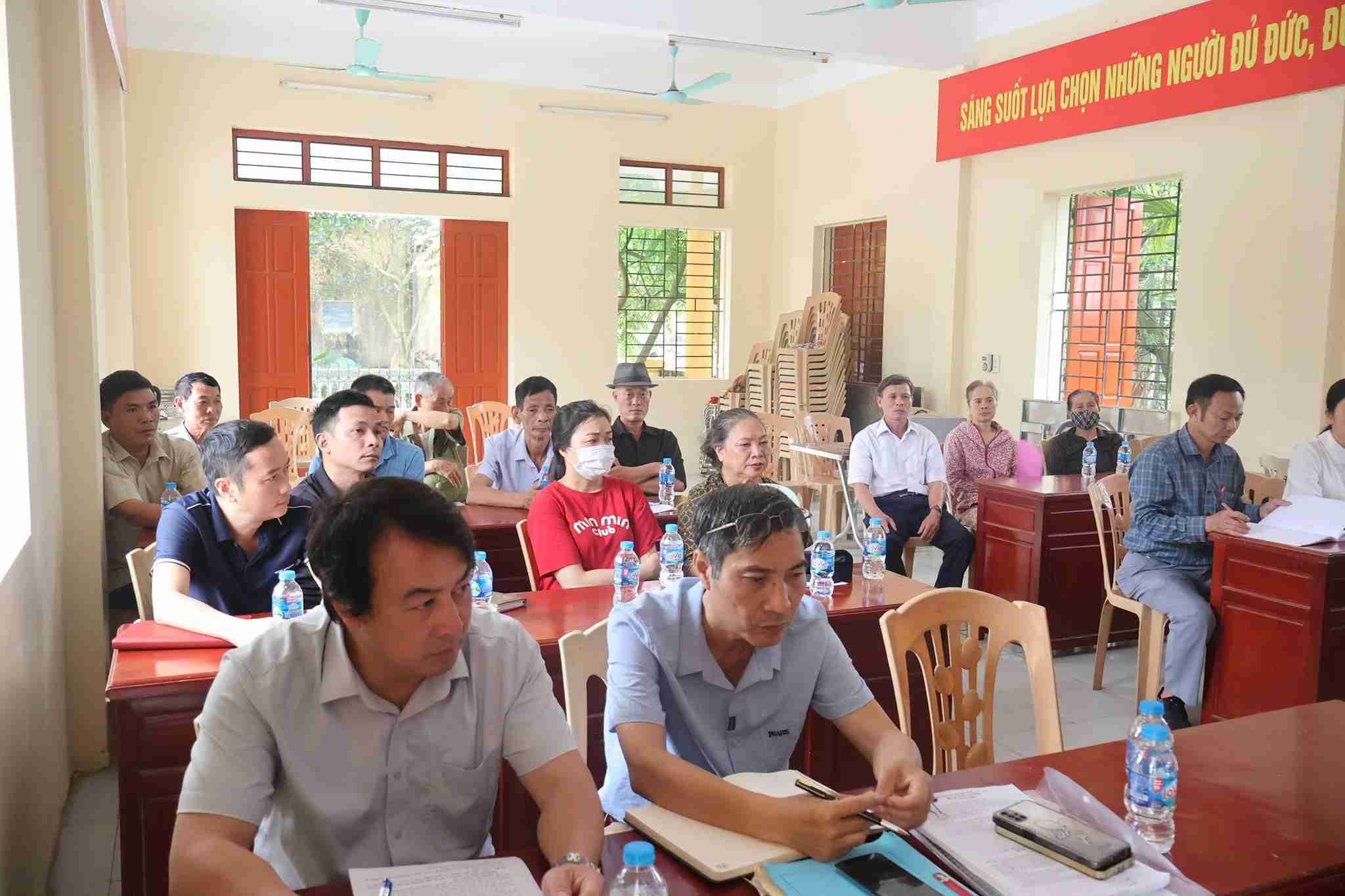 El barrio de Viet Hoa difunde la política de compensación de tierras para la gente. Foto: Barrio de Viet Hoa