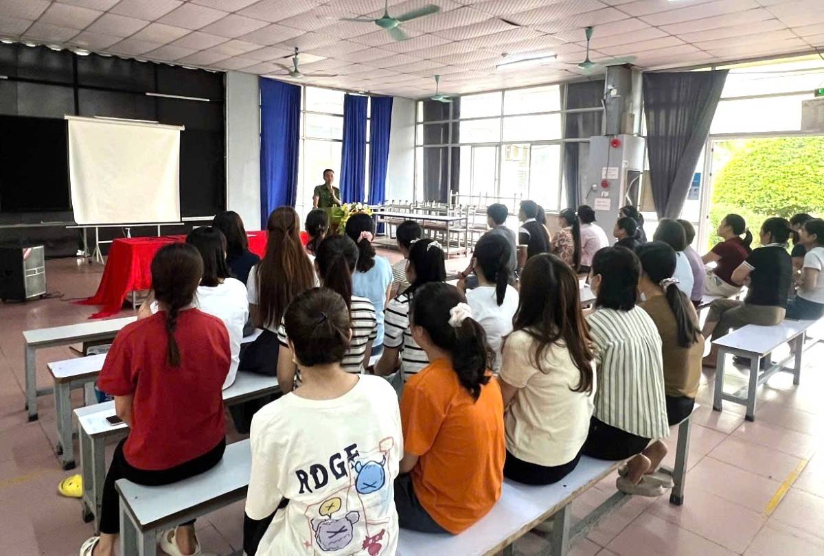 Gia Van Commune Police, Ninh Binh province disseminate laws on traffic safety and order to workers and laborers. Photo: Ninh Binh Police