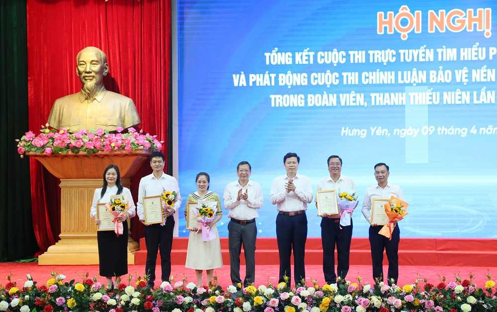 Ông Trần Quốc Toản trao giải cho các tập thể đạt Nhất, Nhì, Ba. Ảnh: Cổng TTĐT tỉnh Hưng Yên