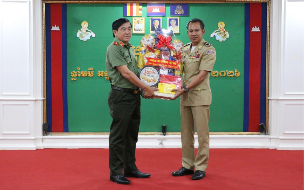 Thiếu tướng Nguyễn Văn Hận (trái), Giám đốc Công an tỉnh An Giang thăm, tặng quà Tết Công an tỉnh Kandal. Ảnh: Tiến Dũng