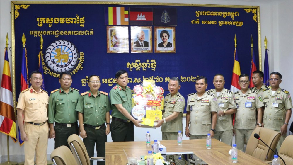 Major General Nguyen Van Han, Director of An Giang Provincial Police, wishes Tet and presents gifts to Takeo Provincial Police and Lieutenant General Men Ly, Director of Provincial Police. Photo: Tien Dung