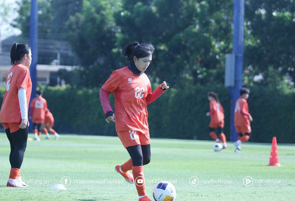 U20 nữ Việt Nam giữ tinh thần thoải mái trước trận đấu gặp U20 nữ Nhật Bản. Ảnh: VFF
