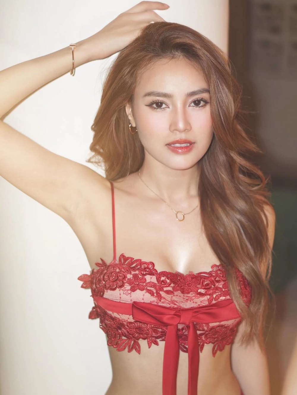 Lan Ngọc đầu tư phụ kiện hàng hiệu để hoàn thiện phong cách. Ảnh: NVCC