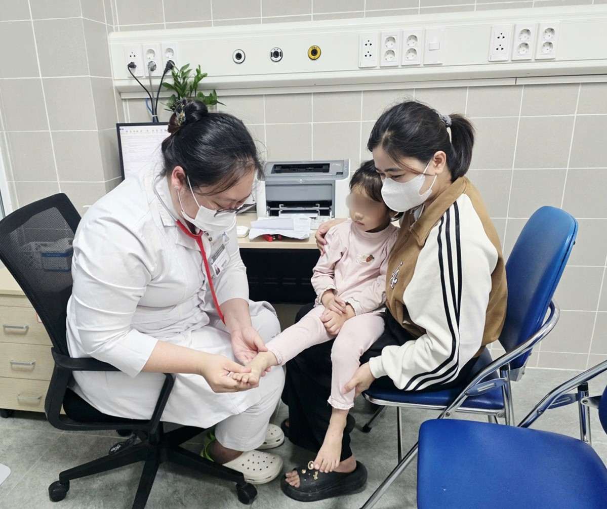Dr. Tran Trang Anh examines children with hand, foot and mouth disease. Photo: Nguyen Ha