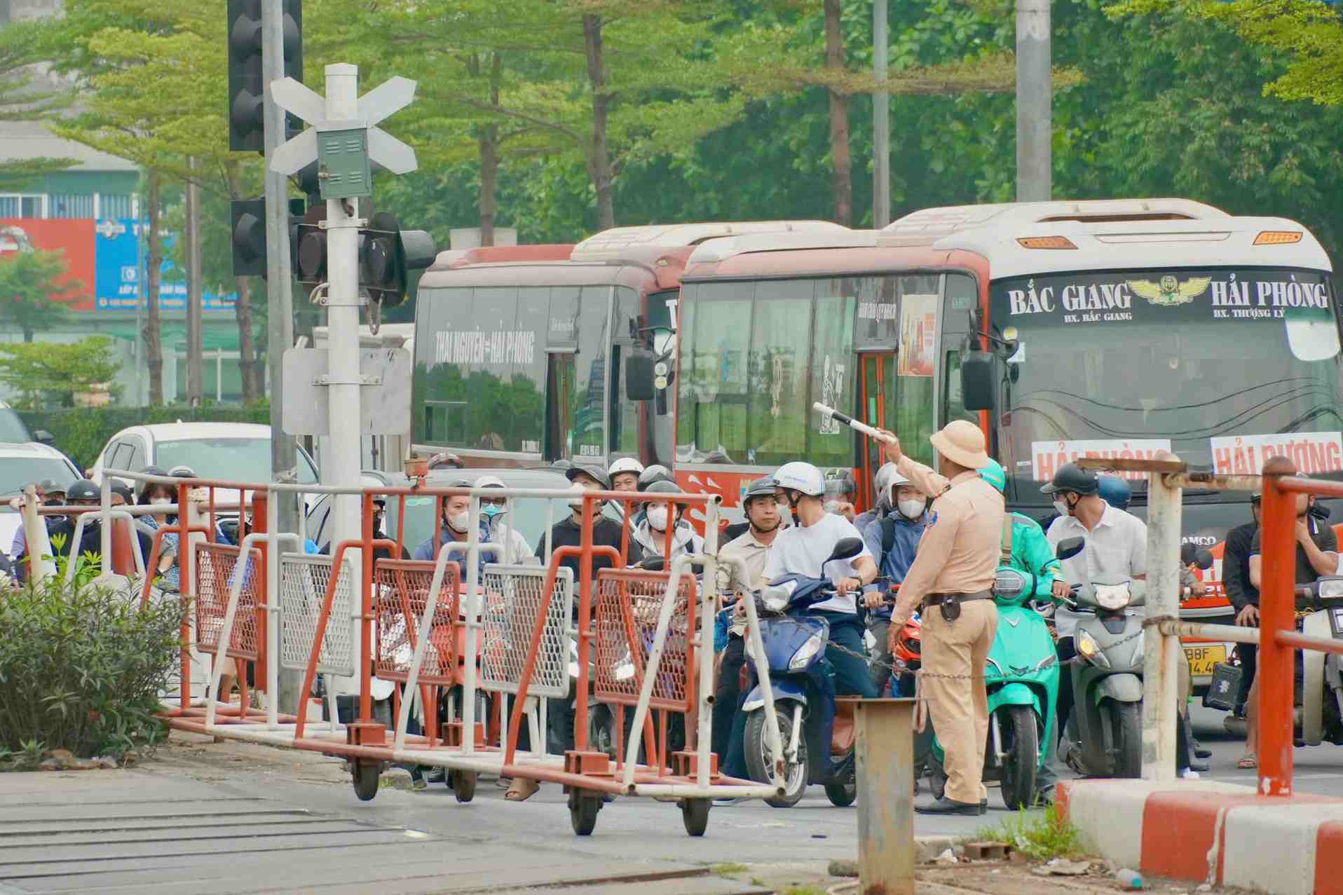 Lực lượng CSGT túc trực tại điểm giao cắt đường sắt. Ảnh: Tiến Ngô