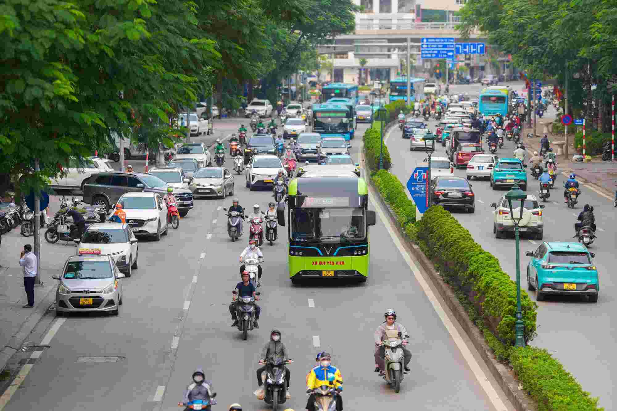 Reduce personal vehicles, develop public transport and green logistics. Photo: Minh Hanh
